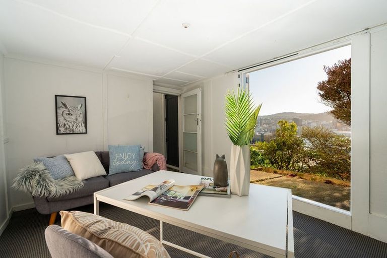 Photo of property in 8 Shannon Street, Mount Victoria, Wellington, 6011
