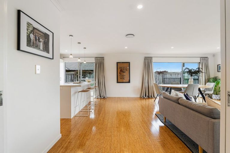 Photo of property in 3 Madden Avenue, Kumeu, 0810