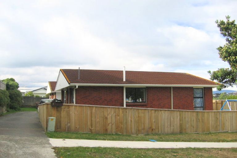 Photo of property in 11 Duchess Place, Maupuia, Wellington, 6022