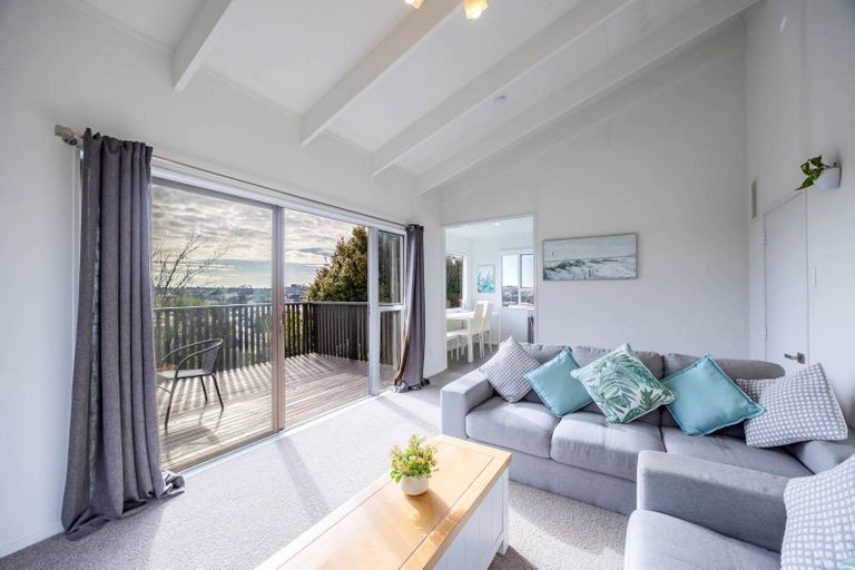 Photo of property in 1/307a Wairau Road, Totara Vale, Auckland, 0627