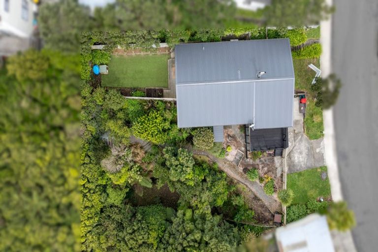 Photo of property in 4 Fernhaven Grove, Newlands, Wellington, 6037