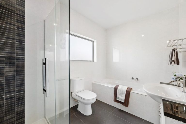 Photo of property in 2/63 Pupuke Road, Birkenhead, Auckland, 0627