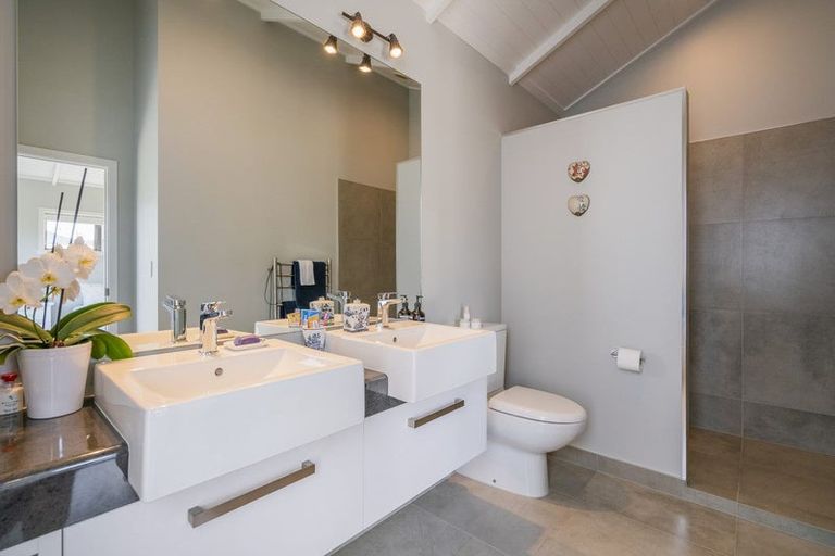 Photo of property in 18 Topping Place, Whitianga, 3510