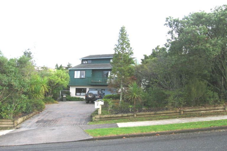 Photo of property in 3 Calman Place, Chatswood, Auckland, 0626