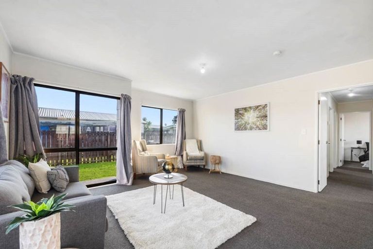 Photo of property in 2/5 Volta Place, Clendon Park, Auckland, 2103