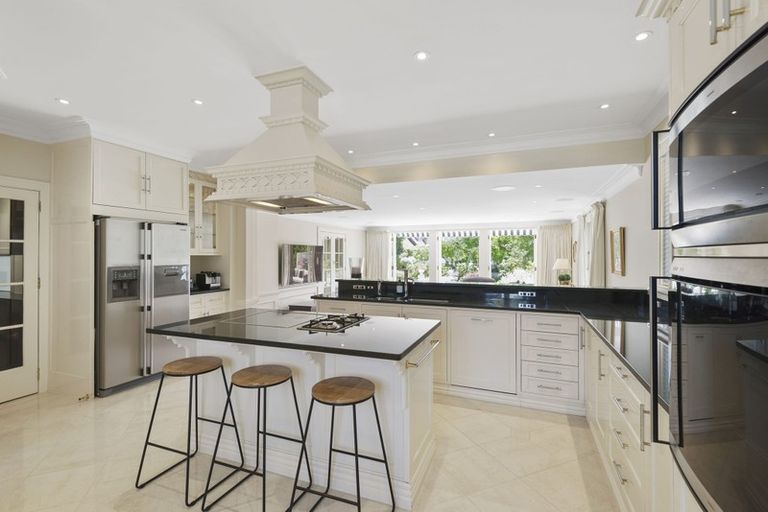 Photo of property in 122 Straven Road, Fendalton, Christchurch, 8014