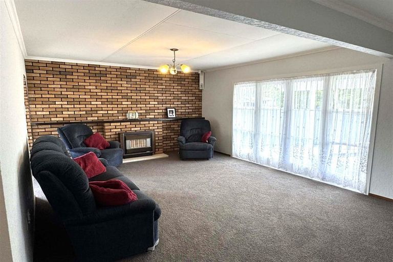 Photo of property in 4 Mokau Place, Terrace End, Palmerston North, 4410