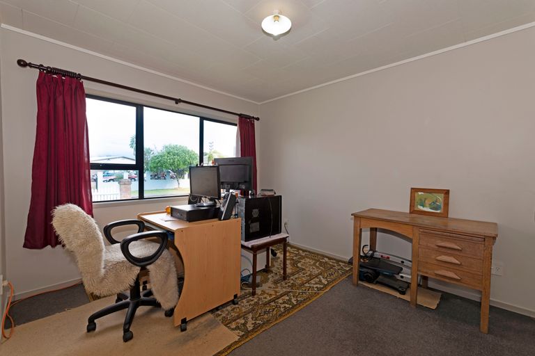 Photo of property in 2/1 Silverstone Place, Henderson, Auckland, 0612