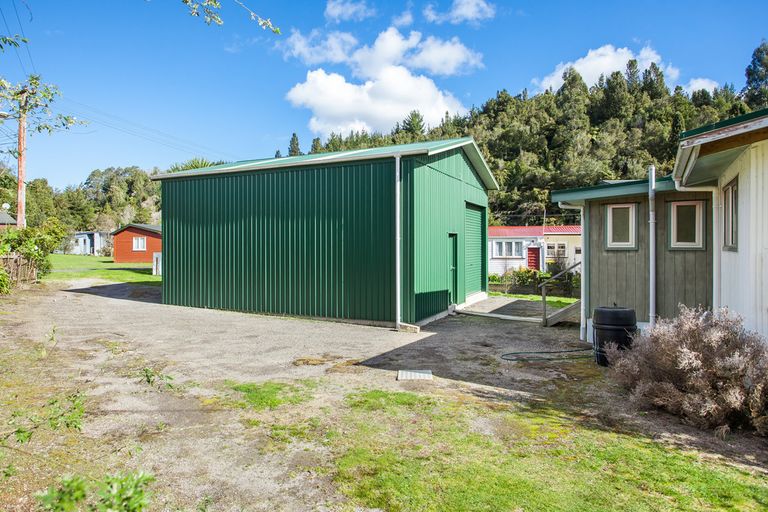 Photo of property in 33 Tombleson Road, Lake Rotoma, Rotorua, 3074