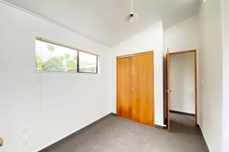 Photo of property in 16 Opanuku Road, Henderson Valley, Auckland, 0612