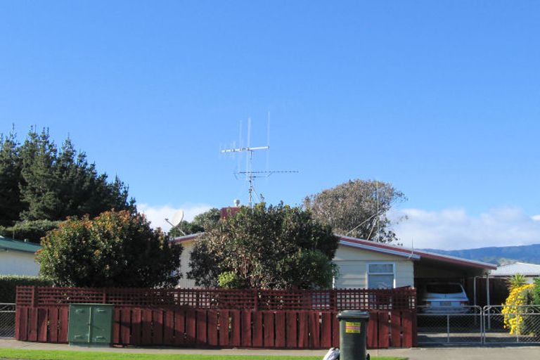Photo of property in 28 Te Rauparaha Street, Otaki, 5512