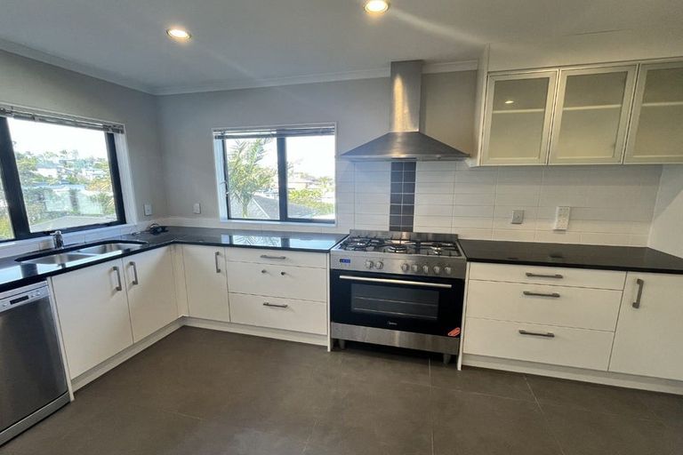 Photo of property in 34 Namsan Close, Fairview Heights, Auckland, 0632