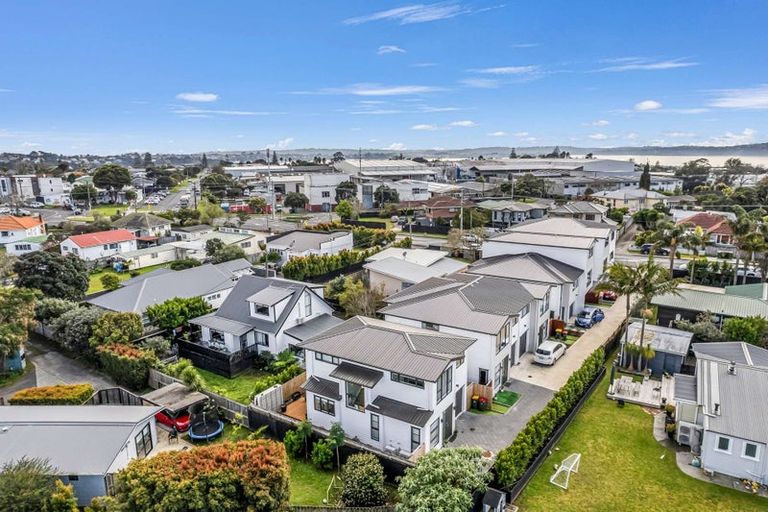 Photo of property in 6/684 Te Atatu Road, Te Atatu Peninsula, Auckland, 0610