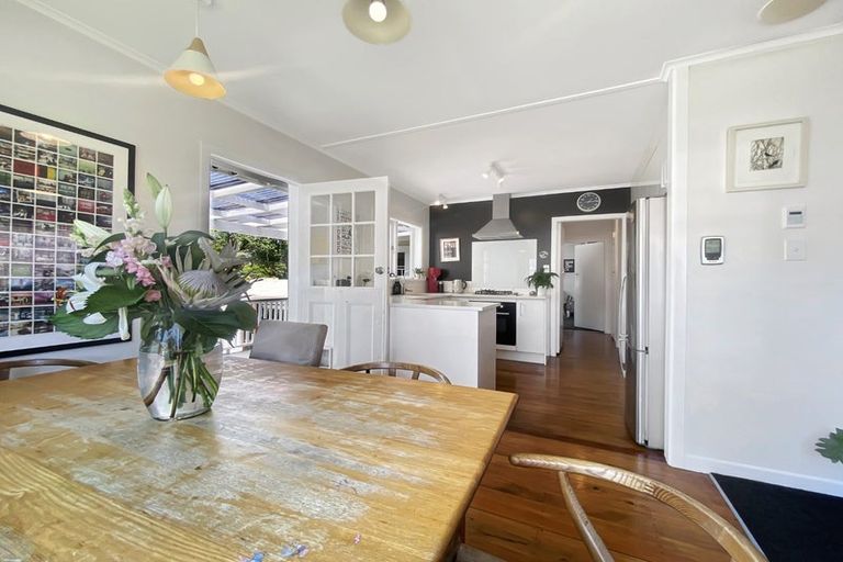 Photo of property in 122 Atkinson Road, Titirangi, Auckland, 0604