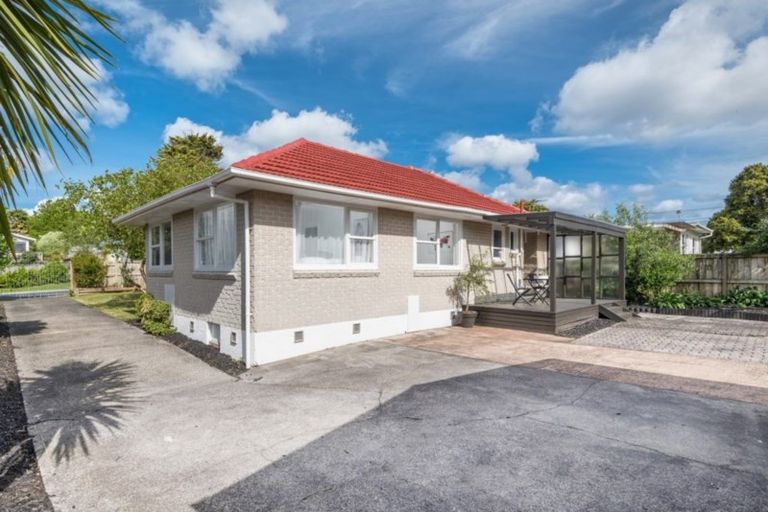 Photo of property in 6 Gill Avenue, Te Atatu Peninsula, Auckland, 0610