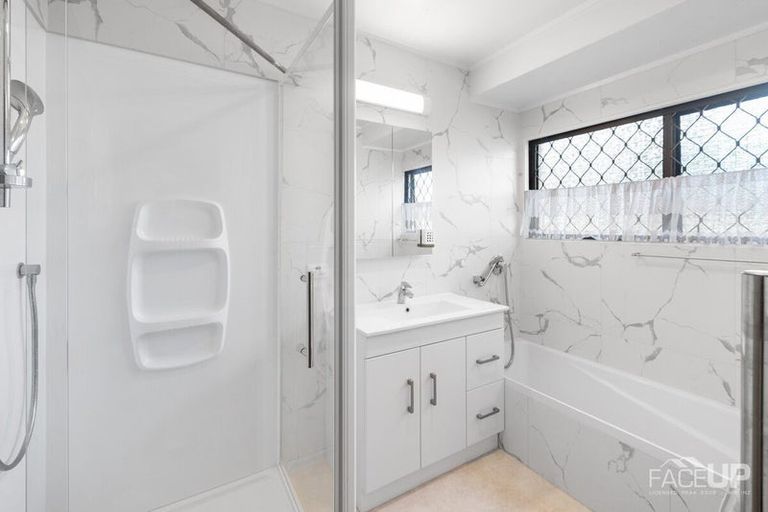 Photo of property in 5 Bosnyak Drive, Te Atatu South, Auckland, 0610