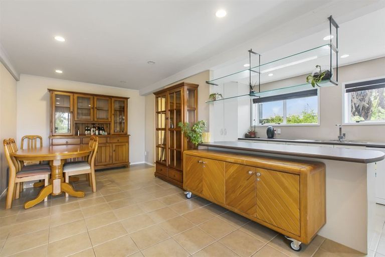 Photo of property in 9 Woodhouse Place, West Harbour, Auckland, 0618