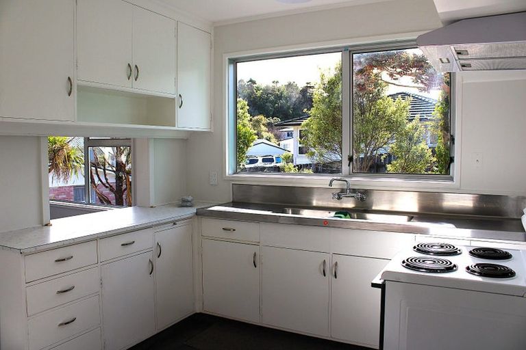 Photo of property in 181 Newlands Road, Newlands, Wellington, 6037