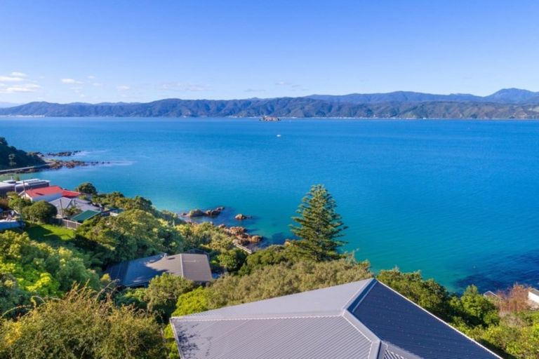 Photo of property in 34 Fortification Road, Karaka Bays, Wellington, 6022