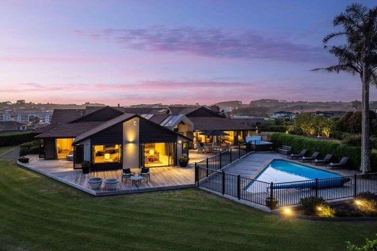 Photo of property in 115 Grand Drive, Orewa, 0931