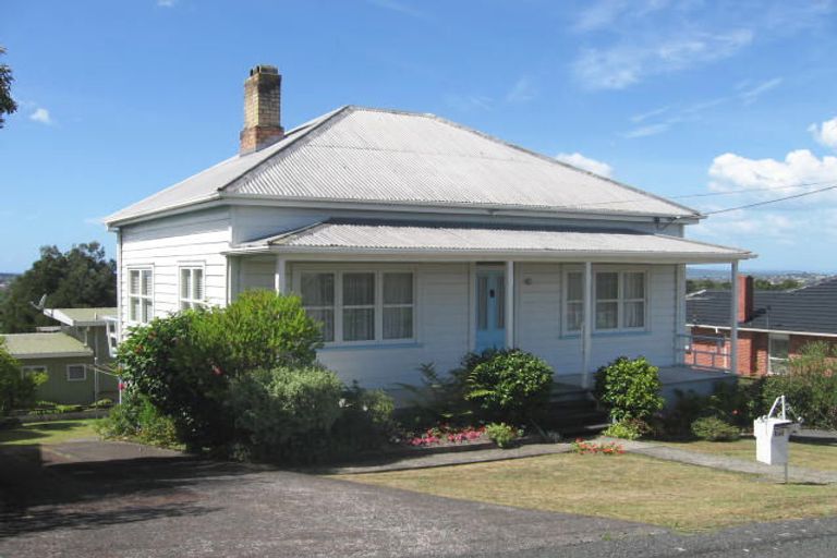 Photo of property in 2/319 Glenfield Road, Glenfield, Auckland, 0629