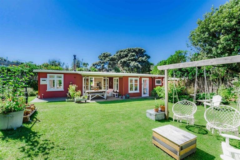 Photo of property in 42 Field Way, Waikanae Beach, Waikanae, 5036