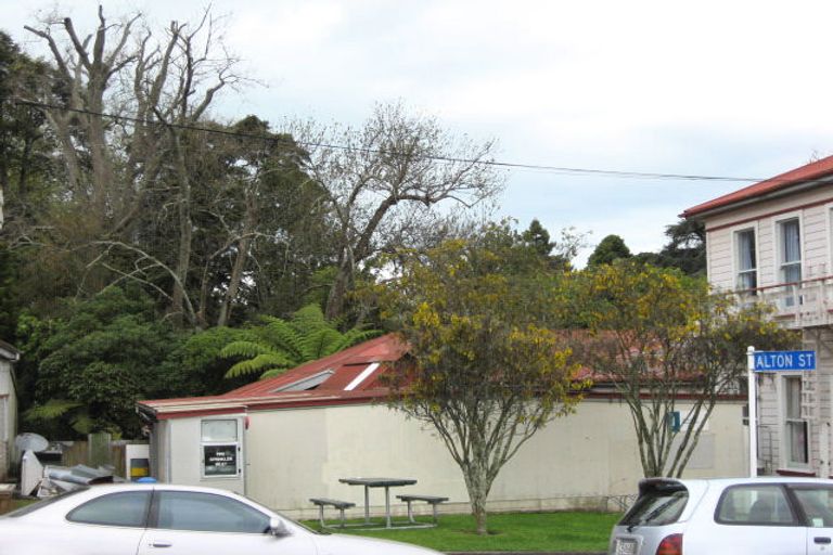 Photo of property in 353 Hardy Street, Nelson, 7010