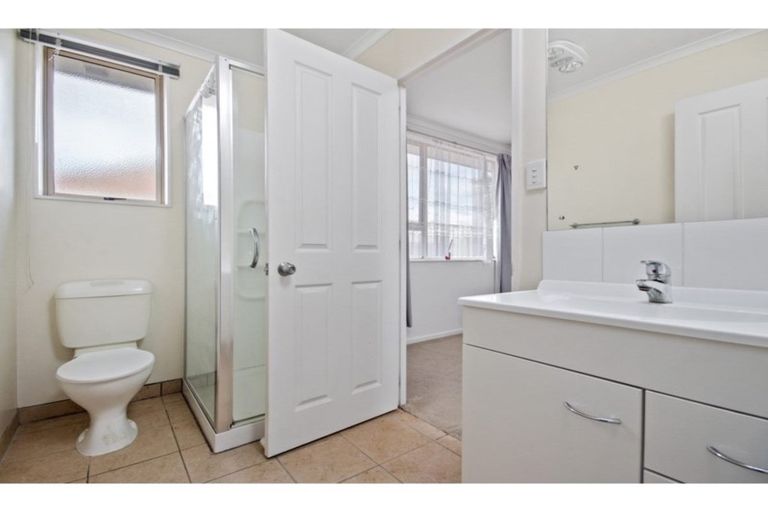 Photo of property in 2 Kathleen Reece Place, Waiuku, 2123