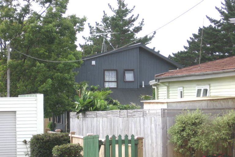 Photo of property in 1/190 Beach Haven Road, Beach Haven, Auckland, 0626