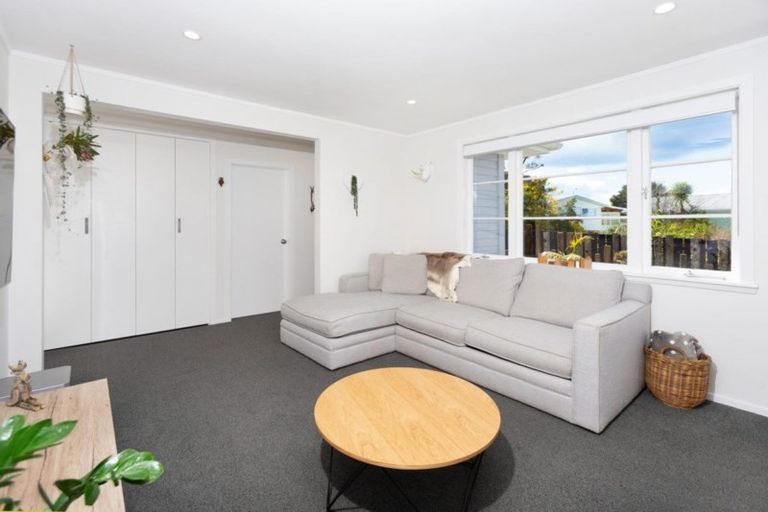 Photo of property in 2/99 Hobsonville Road, West Harbour, Auckland, 0618