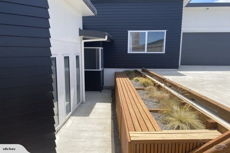 Photo of property in 2 Omaka Place, Aotea, Porirua, 5024