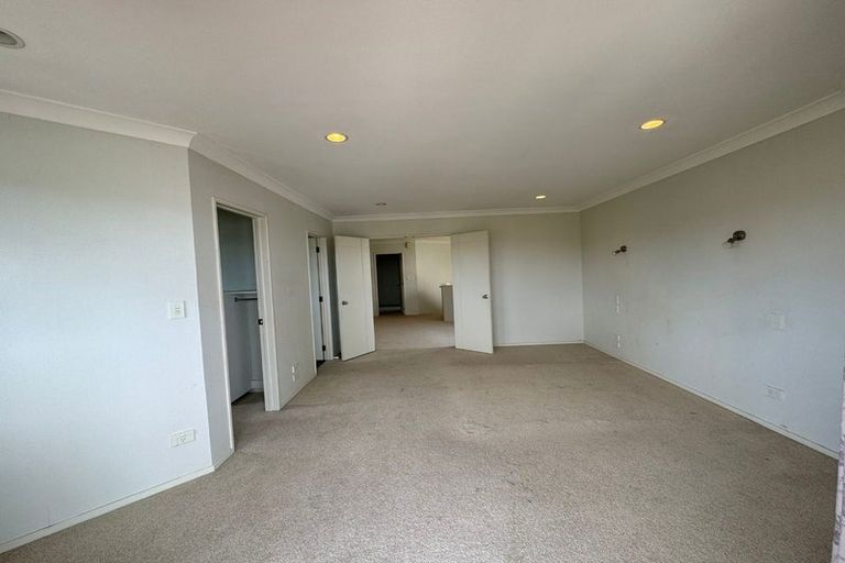 Photo of property in 1 Capistrano Mews, Goodwood Heights, Auckland, 2105