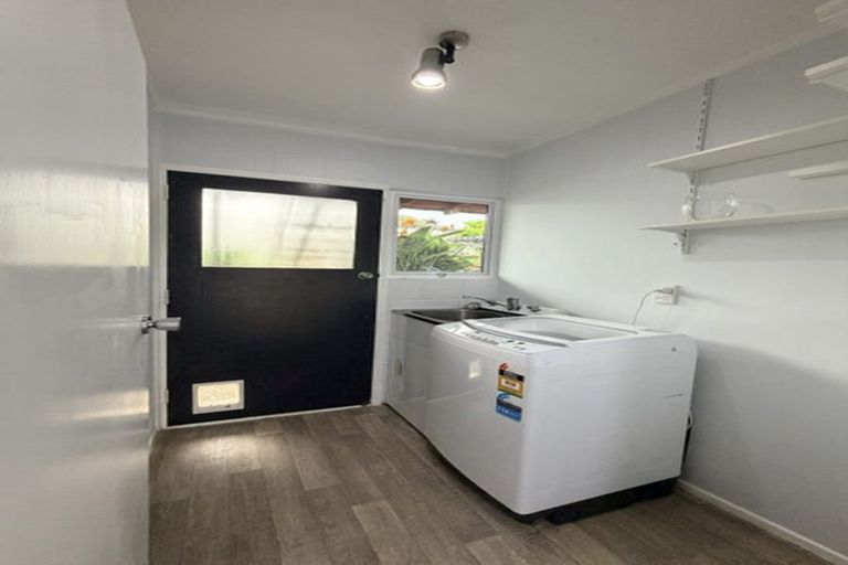 Photo of property in 62 Manhattan Heights, Glendene, Auckland, 0602