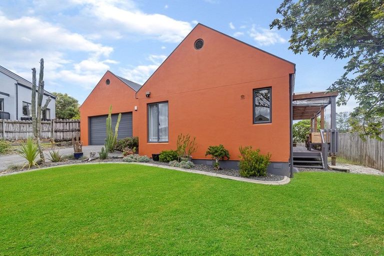 Photo of property in 16 View Ridge Drive, Ranui, Auckland, 0612