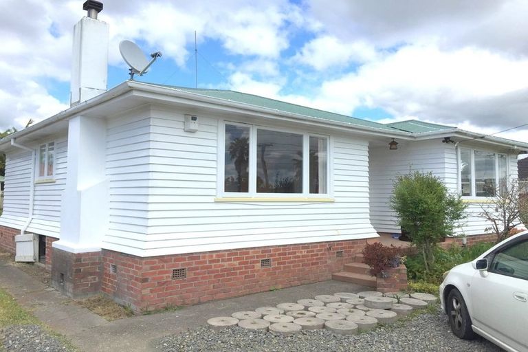 Photo of property in 6 Tawa Road, Te Atatu Peninsula, Auckland, 0610