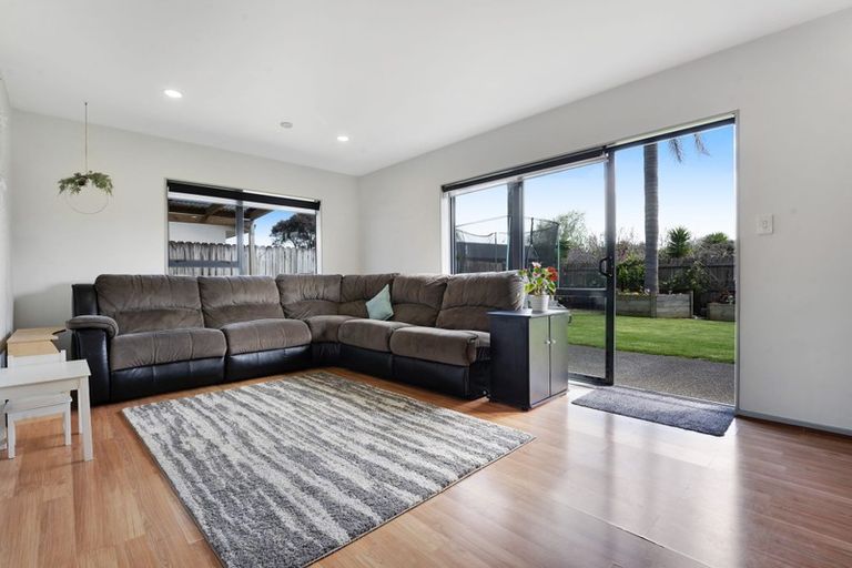 Photo of property in 16 O'sullivan Place, Waiuku, 2123