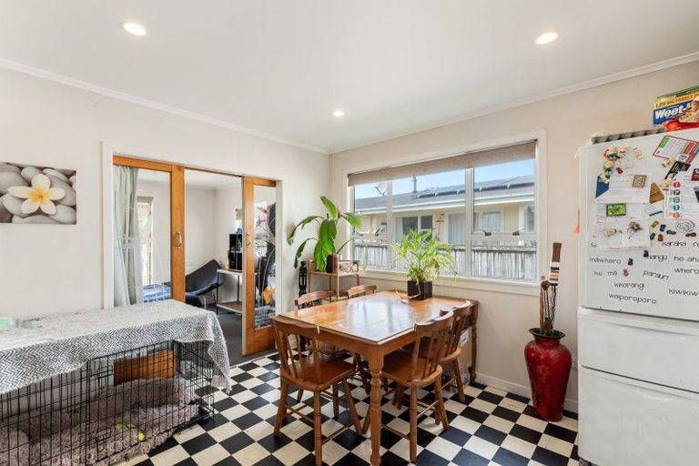 Photo of property in 11 Truby King Street, Merrilands, New Plymouth, 4312