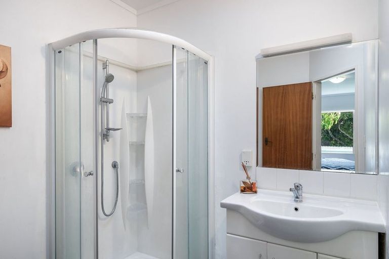 Photo of property in 18 Leybourne Avenue, Waikanae, 5036