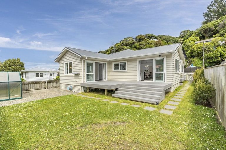 Photo of property in 60 Airlie Road, Plimmerton, Porirua, 5026