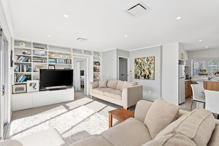 Photo of property in 1/22 Malters Place, Browns Bay, Auckland, 0630