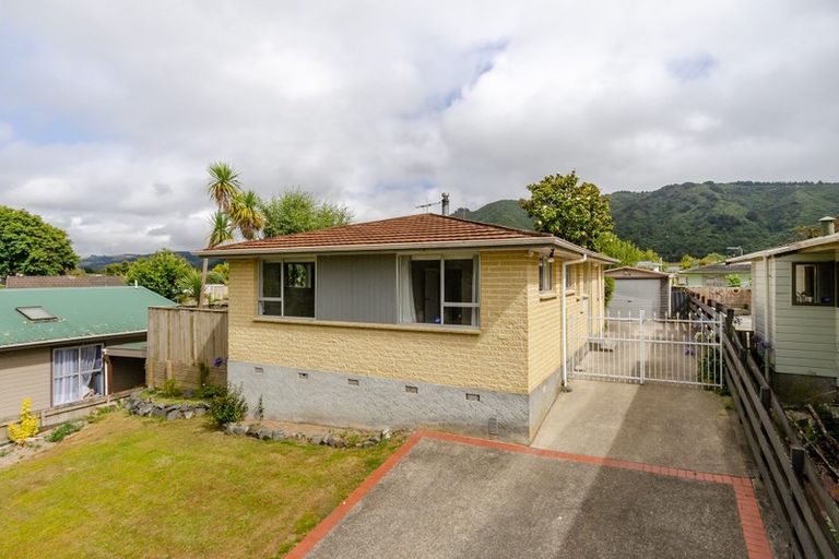 Photo of property in 37 Brightwater Crescent, Totara Park, Upper Hutt, 5018