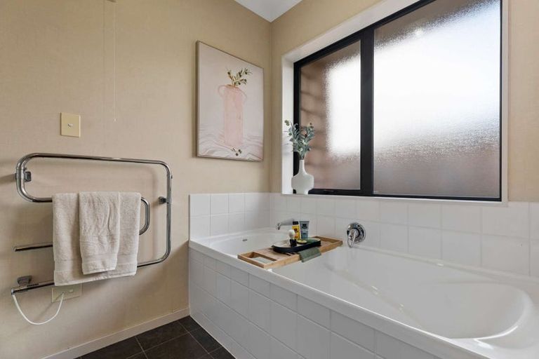 Photo of property in 19 Breaker Grove, Waiuku, 2123