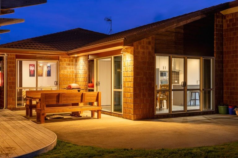 Photo of property in 28 Simpson Crescent, Raumati Beach, Paraparaumu, 5032