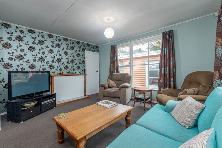 Photo of property in 24 Worcester Place, Cannons Creek, Porirua, 5024