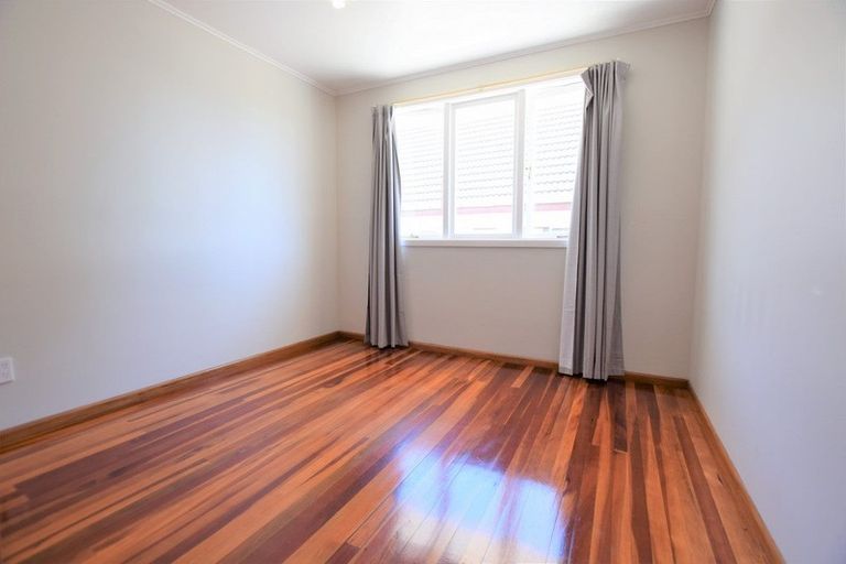 Photo of property in 20a Amberley Avenue, Te Atatu South, Auckland, 0610