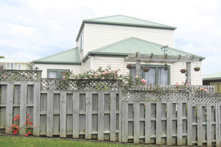 Photo of property in 2/3 Winifred Avenue, Bayview, Auckland, 0629