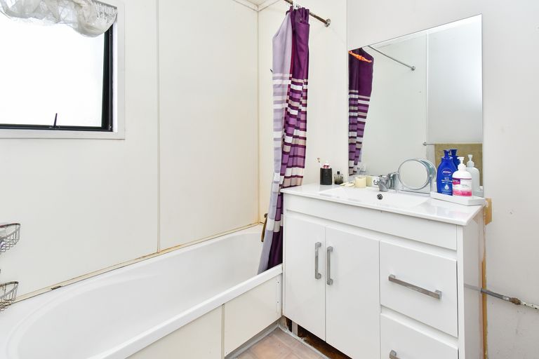 Photo of property in 1/100 Wattle Farm Road, Wattle Downs, Auckland, 2103