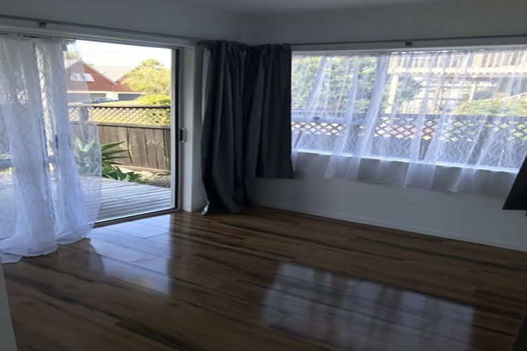 Photo of property in 1/22 Sandown Road, Rothesay Bay, Auckland, 0630