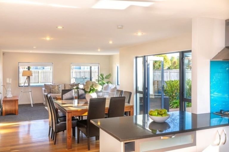 Photo of property in 16 Dee Street, St Albans, Christchurch, 8014