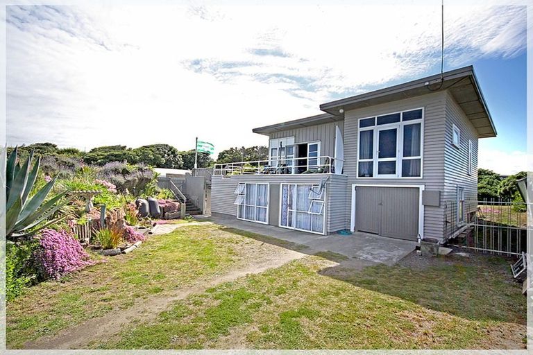 Photo of property in 11 Marine Parade South, Foxton Beach, Foxton, 4815